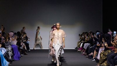 إطلالات الأومبري وفساتين باريس تسيطر على أسبوع الموضة بدبي 2025 (صور) 