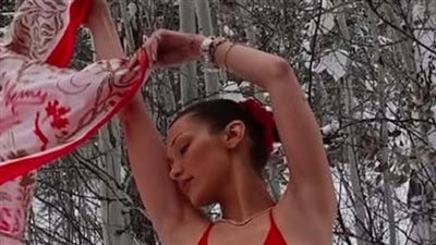 بيلا حديد في مرمى نيران الجمهور بعد إطلالتها الجريئة النارية (صور)