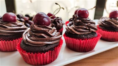 حضريه لأطفالك.. طريقة عمل كب كيك الشوكولاتة بالكرز