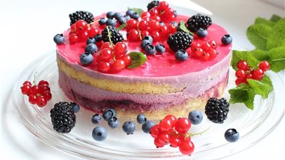 طريقة عمل كيكة الزبادي بالتوت