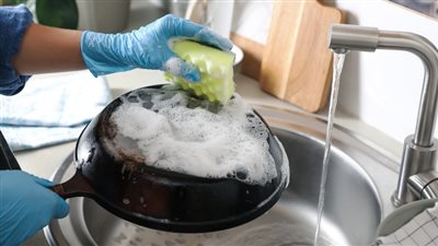 لست البيت الشاطرة.. إليك أفضل حيلة لإزالة الزيت المحروق من المقلاة بسهولة