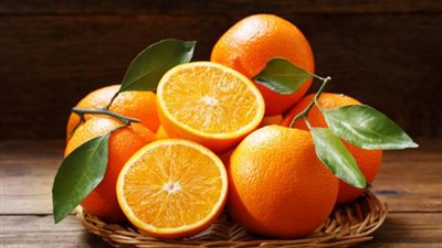 تفسير رؤية أكل البرتقال في المنام للعزباء والمتزوجة والحامل