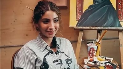 التشابه بين منى زكي وابنتها ليلي يشعل منصات التواصل (صور)