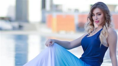 والدة إنجي مراد تنهار بجنازة ابنتها (صور) 