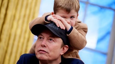 ابن إيلون ماسك يشعل الجدل لمداعبته دونالد ترامب.. ووالدة الطفل تهاجم البيت الأبيض 