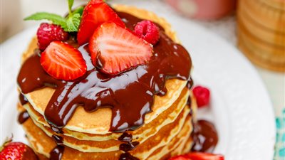 لسهرة زوجية رومانسىية.. طريقة عمل البان كيك بصوص النوتيلا في عيد الحب 2025