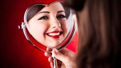 خطوات تطبيق  مكياج ناعم لإطلالة رومانسية في عيد الحب