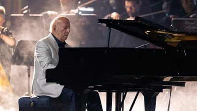 تفاعل واسع من المشاهير مع حفل عمر خيرت بالسعودية.. وهكذا علق عمرو أديب