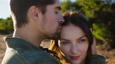 5 فوائد يمكنك الحصول عليها من تقبيل زوجك لجبهتك في عيد الحب 2025