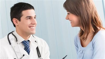 مفتي الديار السابق يكشف حكم بطلان صيام المرأة عندما يفحصها الطبيب برمضان 