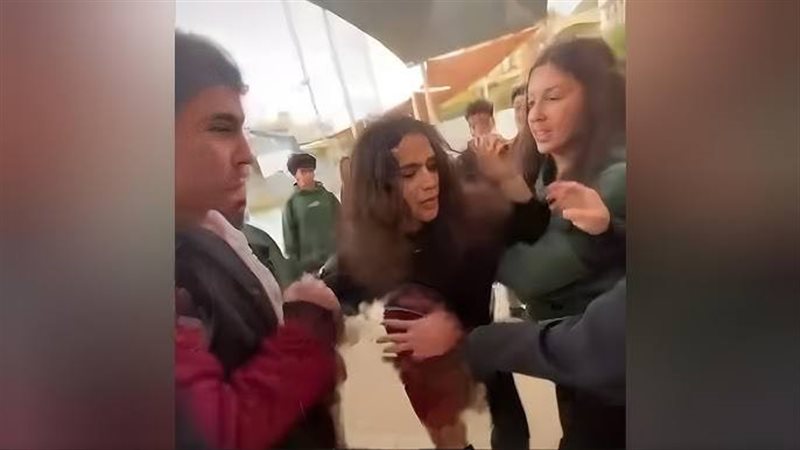 مشاجرة بنات مدرسة