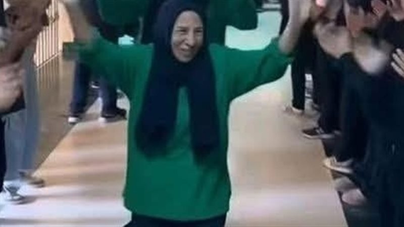 طلاب وعمال مدرسة