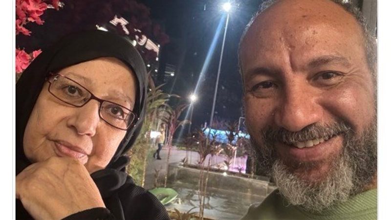 أحمد فهيم مع والدته