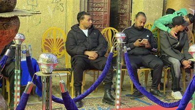 أورتيجا يتلقى عزاء والده أمام منزله بعزبة النخل