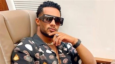 محمد رمضان يسلم جائزة لمتوقع فكرة برنامجه «مدفع رمضان» 