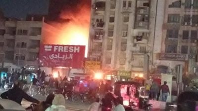 الخسائر بالملايين.. حريق هائل في معرض أدوات منزلية بالمحلة