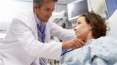 ما حكم كشف عورة المرأة على طبيب؟ أمين الفتوى يُجيب