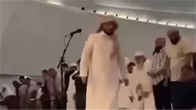 امام مسجد يترك الصلاة فجأة.. ورواد السوشيال يفتحون النار عليه 