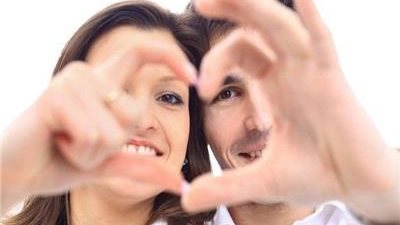 10 أشياء لو فعلتها المرأة تجعل زوجها سعيدًا.. والحب يدوم