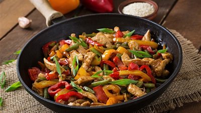 لسفرة رمضان 2025.. طريقة تحضير طاجن الخضار بالفراخ 