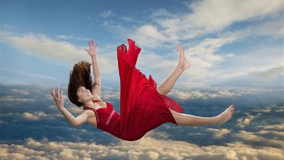 تفسير حلم السقوط على الأرض في المنام للعزباء والمتزوجة والحامل