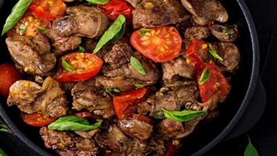 طريقة عمل طاجن الكبدة بالطماطم بخطوات سهلة في مطبخك