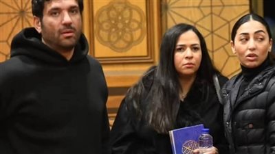 ايمي سمير غانم تثير الجدل بحركات إخفاء حملها في عزاء شقيق السبكي 