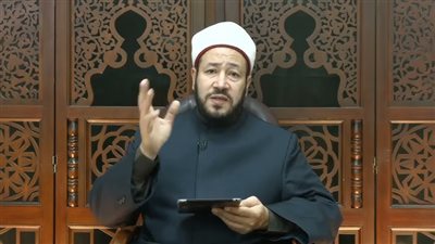 هل تجوز الصدقة أو الزكاة على شخص مدخن؟.. أمين الفتوى يُجيب