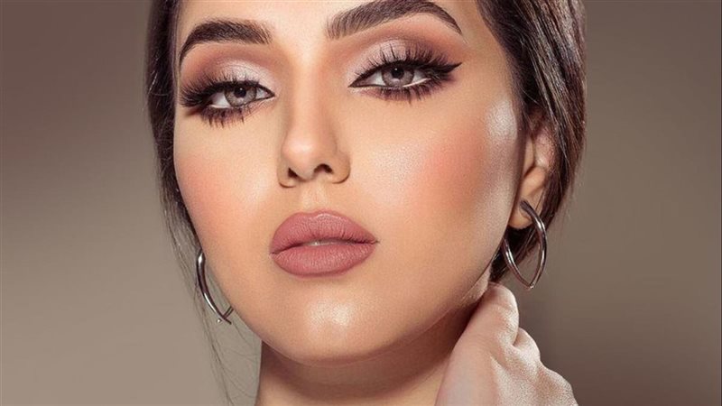 مكياج ترابي هادئ
