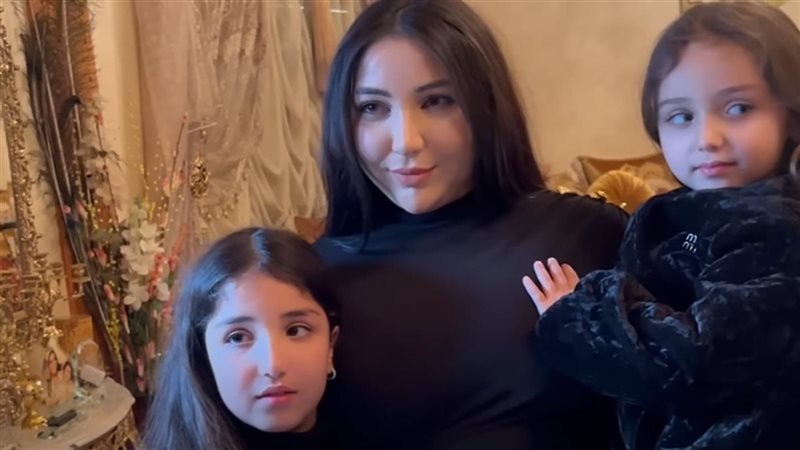 دنيا بطمة مع بناتها