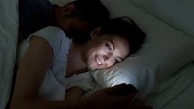 زوجتي تخونني ولكن تعاملني بلطف.. ماذا أفعل؟