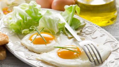 طريقة عمل بيض العيون بالجبنة على مائدة سحور رمضان 2025