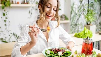 أستاذ بالقومي للبحوث يكشف 5 عادات الغذائية خاطئة أثناء الصيام وكيفية تجنبها