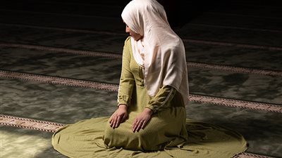 تفسير حلم صلاة المغرب في المنام للعزباء والمتزوجة والحامل 