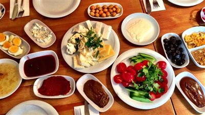 لمنع الشعور بالجوع والعطش.. أستاذ بالقومي للبحوث يوضح أفضل الأطعمة للسحور 