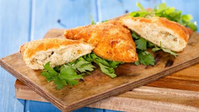 لعزومة رمضان .. طريقة عمل السمبوسة بالفراخ في مطبخك