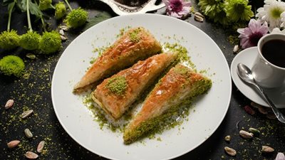 حلويات رمضان 2025..  طريقة عمل البقلاوة بحشوة الفستق