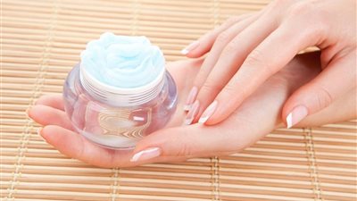 هل استخدام المراهم والكريمات على سطح الجلد يبطل الصوم؟ «الإفتاء تُجيب»