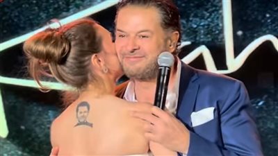 معجبة تفاجئ راغب علامة بتصرف جرئ.. ماذا فعلت؟