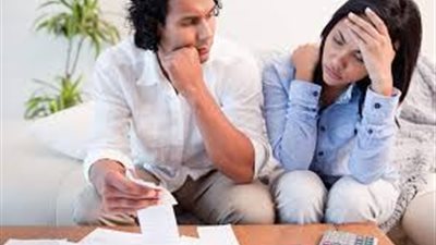 زوجي يستغلني ماليًا.. ماذا أفعل معه؟