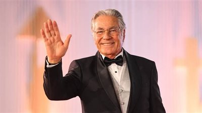 مشهد يثير الغضب أمام قبر مصطفى فهمى.. وريهام حجاج تعلق