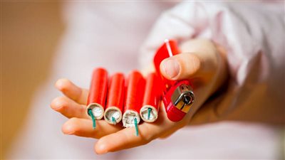 ما حكم التجارة في المفرقعات و الألعابَ الناريَّةَ واستعمالها؟ «الإفتاء تُجيب»