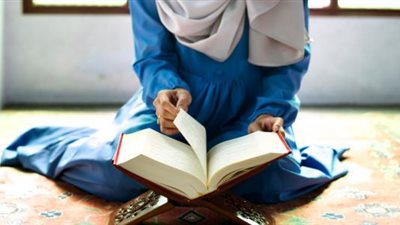 تفسير حلم قراءة سورة الإخلاص في المنام للعزباء والمتزوجة والحامل