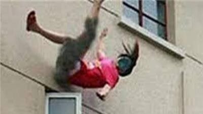 مستخدمة ملايات السرير كحبل.. سقوط سيدة من الطابق الرابع بالعاشر