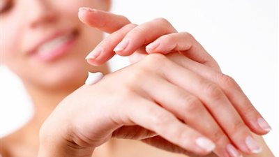 وصفات طبيعية فعالة لتقشير اليدين واستعادة نعومتهما