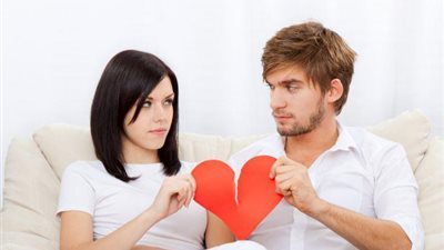 «مخطوبة منذ 10 أشهر ومفيش حتى بوسة».. ماذا أفعل؟