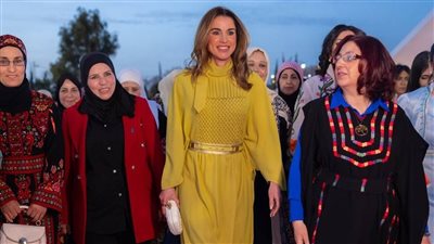 الملكة رانيا تتألق بقفطان أصفر خردلي خلال مأدبة إفطار 