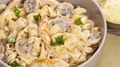  طريقة عمل المكرونة بالصوص الأبيض والدجاج على سفرة رمضان 2025