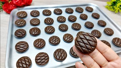 حلويات عيد الفطر 2025 .. طريقة عمل بسكويت الكاكاو اللذيذ