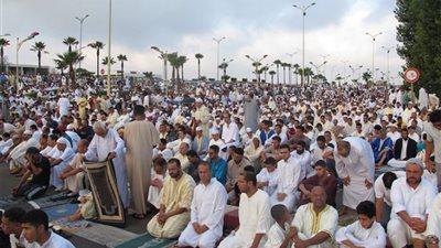 ما حكم وقوف النساء بجوار الرجال في صلاة العيد؟.. «الإفتاء تُجيب»